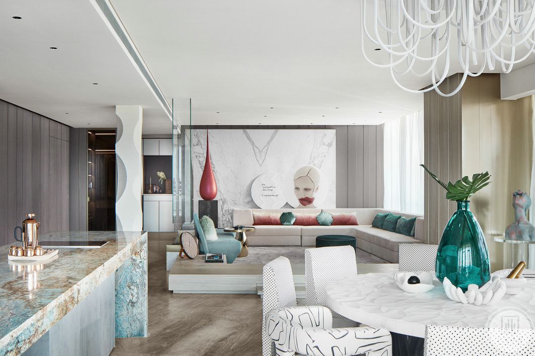 客厅淡雅的色调，配上品质不凡的家具，让住宅变得浪漫、优雅、舒适、自在。质感柔和的绿色花纹大理石、米色的布艺沙发、相映衬的是坐凳。