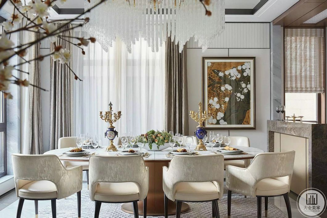 用餐区选用白色为主打色，使得整个空间干净整洁，餐桌餐椅造型简洁但质感上乘，显得简单而不失大气。