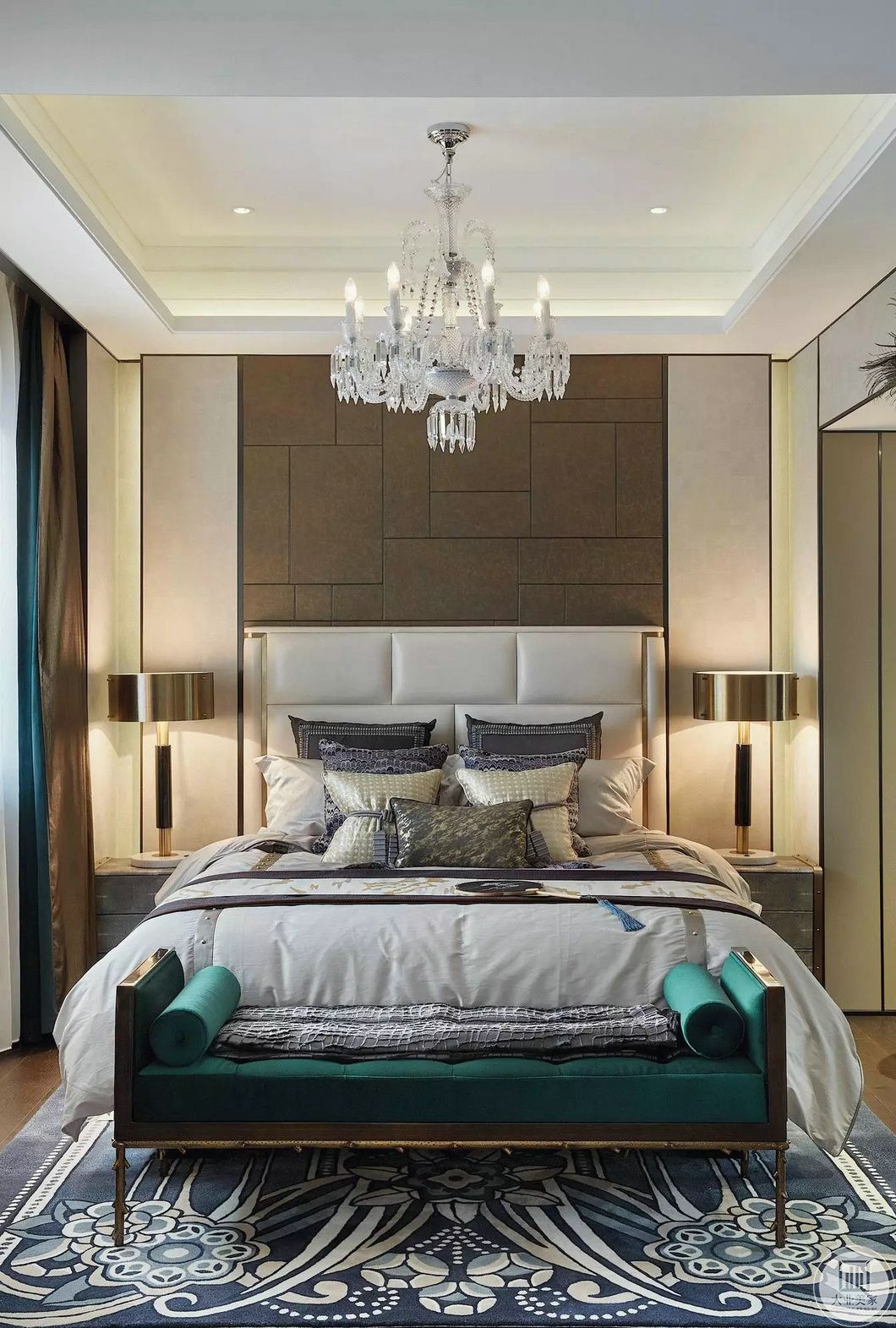 这间卧室为父母房，选用花纹地毯搭配木质地板，金属色、墨绿色的窗帘起到很好的遮光效果，房间内摆放简洁，但温馨舒适，利于睡眠。