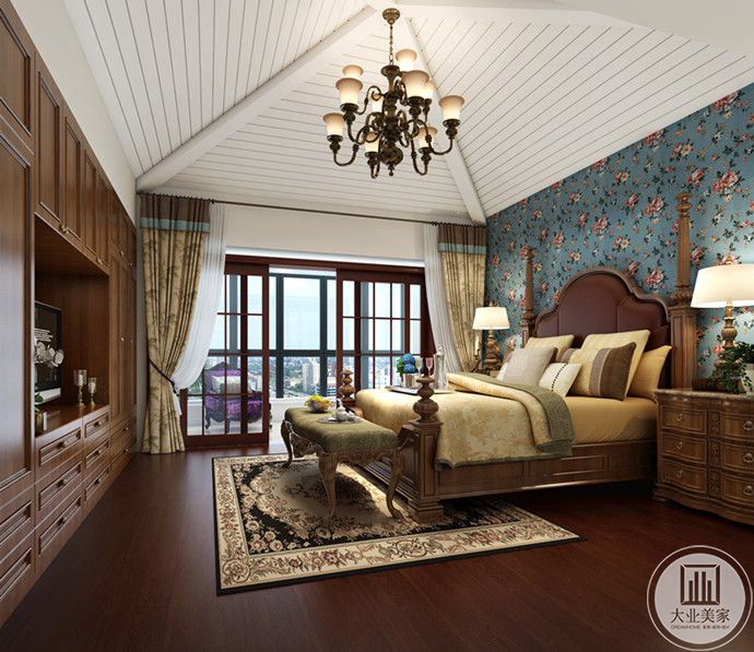 选用大面的蓝色花形墙纸作为床背景的墙面铺设，配上深色的实木家具，地毯和前面客厅色系一样，让整个房间看上去复古时尚。