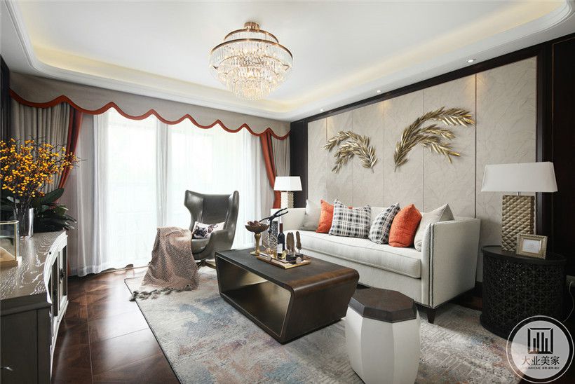 客厅的主体家具用了米白、米灰、深咖等色调来平衡空间色彩，搭配实木、金属等材质配饰，保持干净温馨的的感觉。