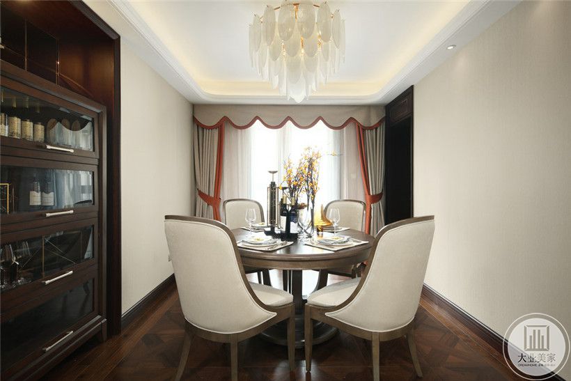 餐厅以圆形餐桌做为主体，搭配白色椅子使得整体空间更加开阔自然，餐厅窗帘和客厅窗帘相互映衬，简单时尚！餐边柜简单大方，更加展现餐厅空间的宽敞与特别。