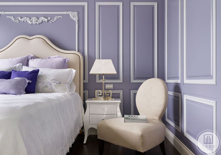 在卧室的设计上，也用上了紫色进行装点，床头墙设计成全紫色，在墙上贴上了一些白色的花纹，非常的美观。