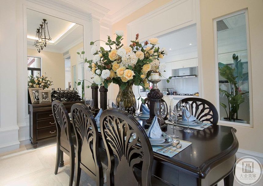 餐厅华丽简约，采用深色实木和大束玫瑰花卉装点空间，白色的墙面和地面使得整体清爽干净，质感上乘。
