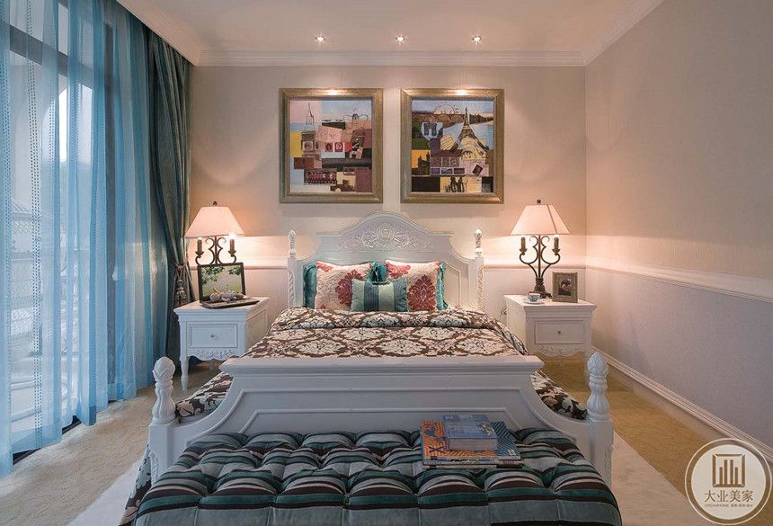 这间卧室的整体设计风格是以白色为主色调，搭配着浅蓝或深蓝的点缀，带着一丝丝梦幻，两幅富有艺术气息的挂画梦幻浪漫。