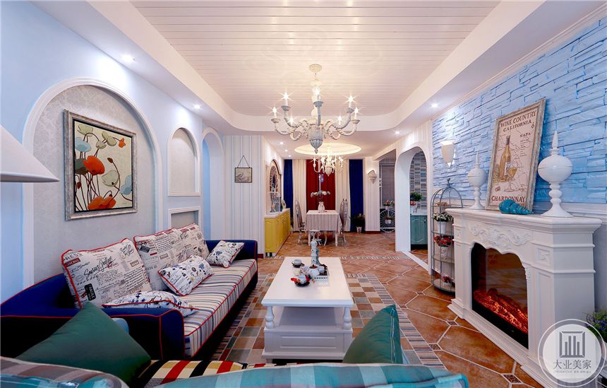 海蓝色的屋瓦和门窗等都是塑造地中海风格的重要元素，地面和墙面相互协调统一，营造了唯美浪漫的氛围。