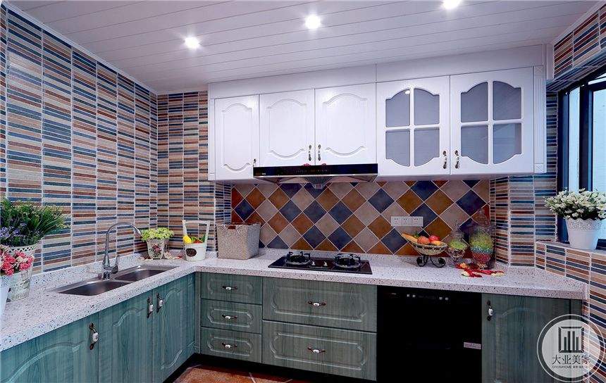 厨房是属于敞开式的，给它配上色彩鲜艳的马赛克瓷砖，扑面而来的都是如阳光般明媚的感受。同时搭配浅色的木纹厨具以及浅蓝色的顶面，在多姿多彩的颜色中加入一分清新，也使整体空间不会显得过于局促。