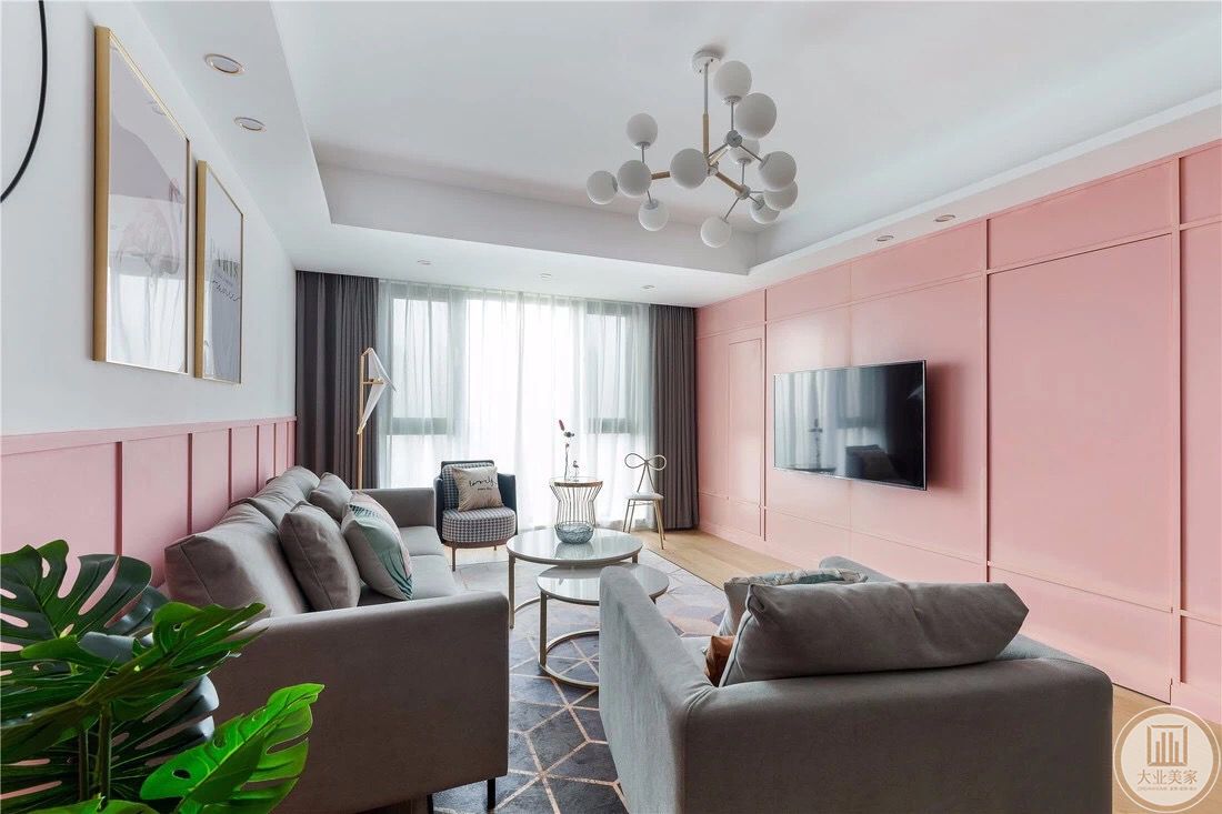 客厅柔和精巧，设计师在桌椅等软装上的选择也是经过深思熟虑，粉色墙面和灰色的沙发配合着项目的主色调，没有过多的复杂装饰，但透露着柔和、高贵的气息。