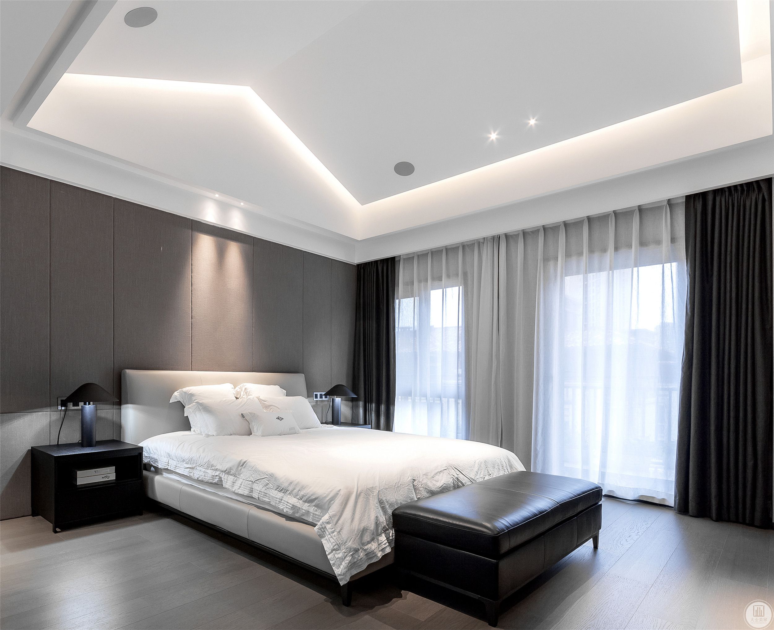 设计师采用无吊顶、四周挂边的设计保留卧室的层高，加上深灰色的质感床头背景墙搭配白色色窗帘，让空间产生了丰富的层次感。