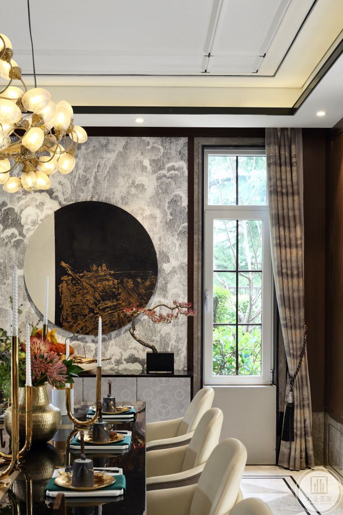中式屏风的雅致，配合软硬结合的金属感线条，极富质感的餐椅和特色纹案的地板，让整个餐厅仪式感中不乏轻松和舒适。