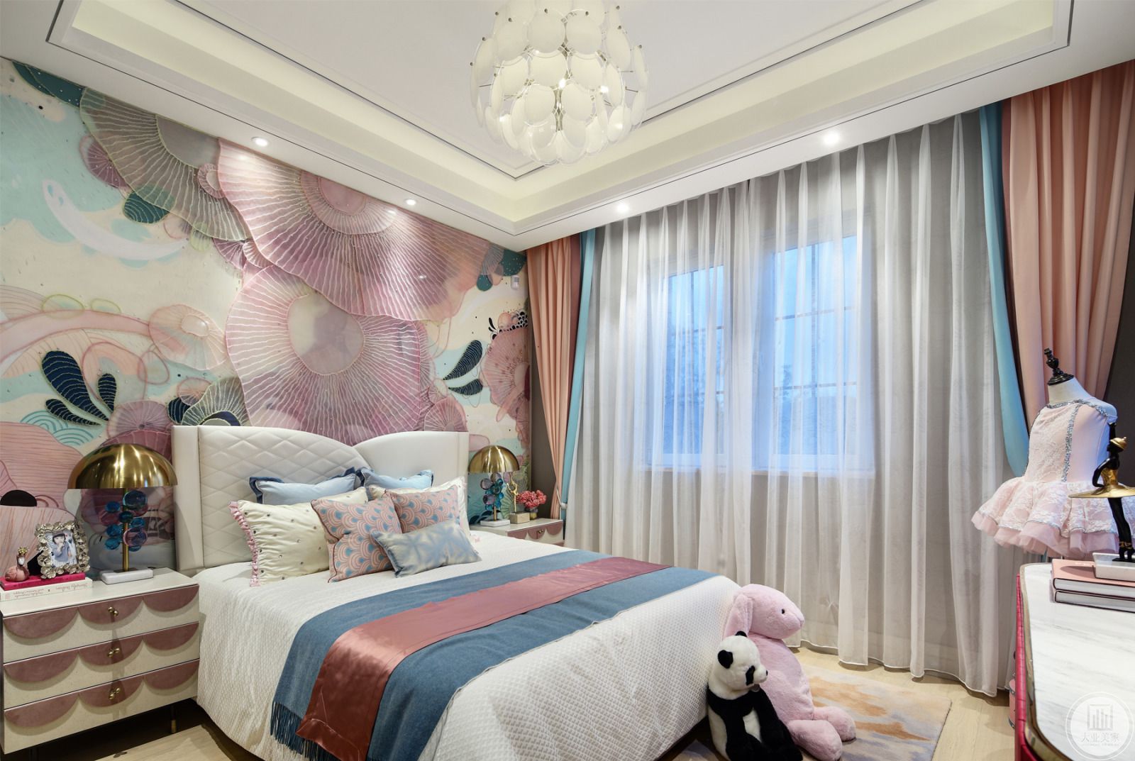 女孩房粉色、蓝色点缀在主墙、地毯、单椅、床品上，奠定了整个空间的基调与属性，空间里的每一个景、每一个色调、每一个灯光在不同时分都有一种不同的美。