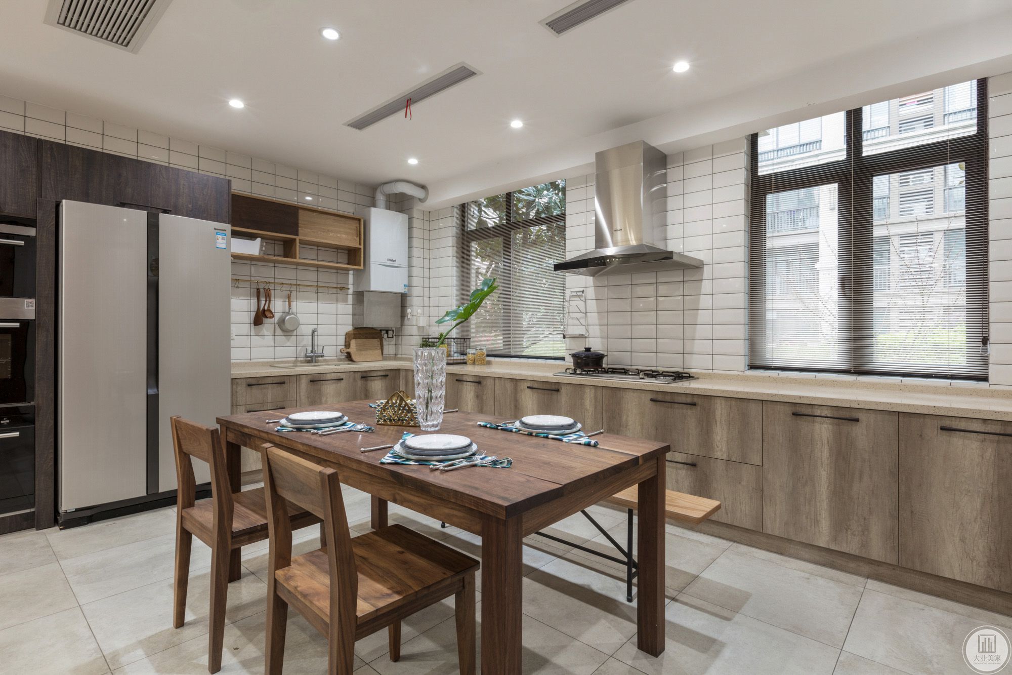 纯色地砖与实木餐桌相契合的吧台设计，为日常增添了一份可放松慵懒的生活格调。从色调、布局、光线以及家居设计等各个方面，反衬出空间独有的现代感与“佛系”气质。