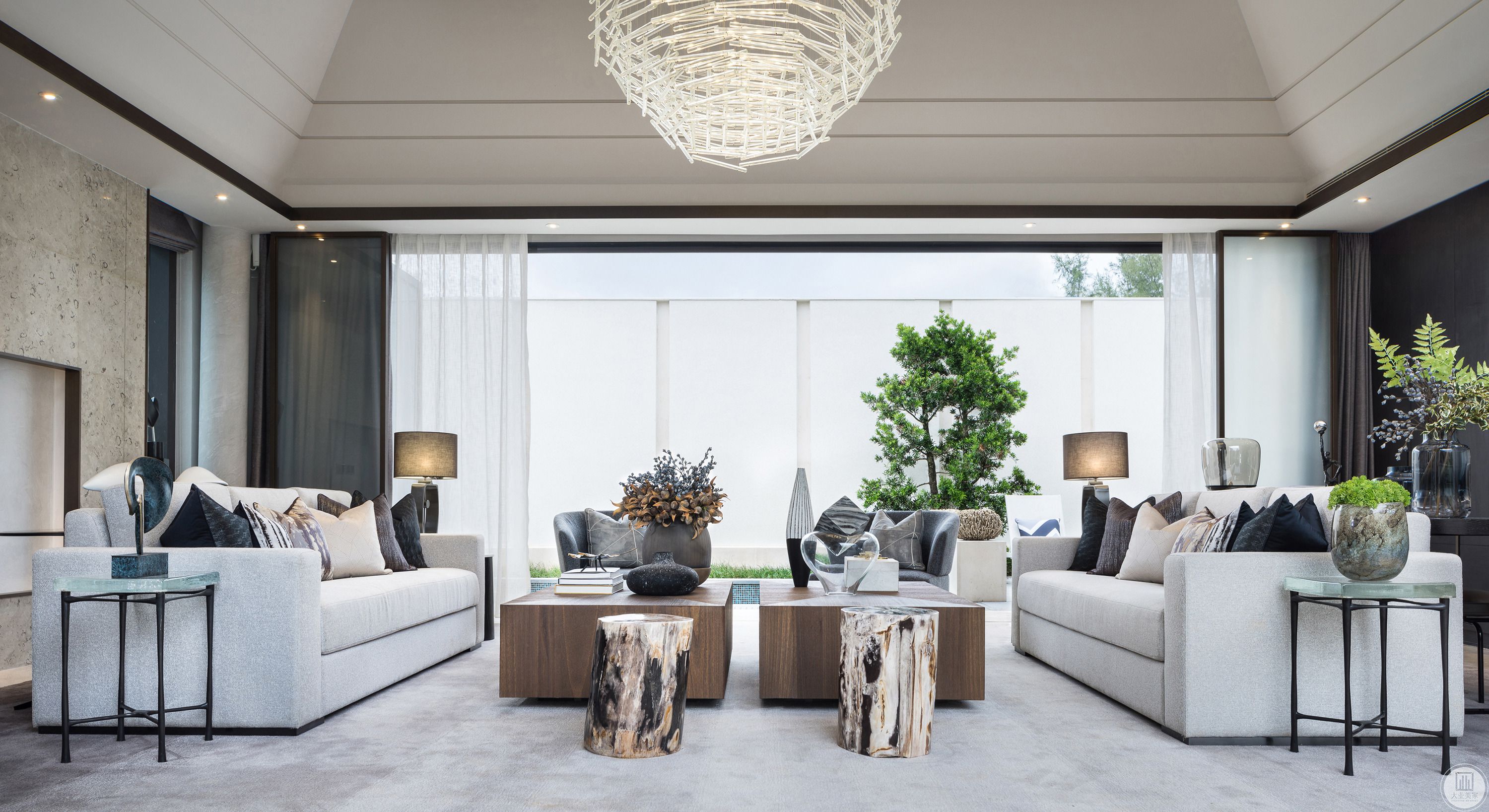 白色的简约布艺沙发搭配木质的茶几，加上引入室内的绿色盆栽，与落地窗完美搭配，让客厅充满自然舒适的感觉,落地窗和地毯完美融合，舒适怡人。