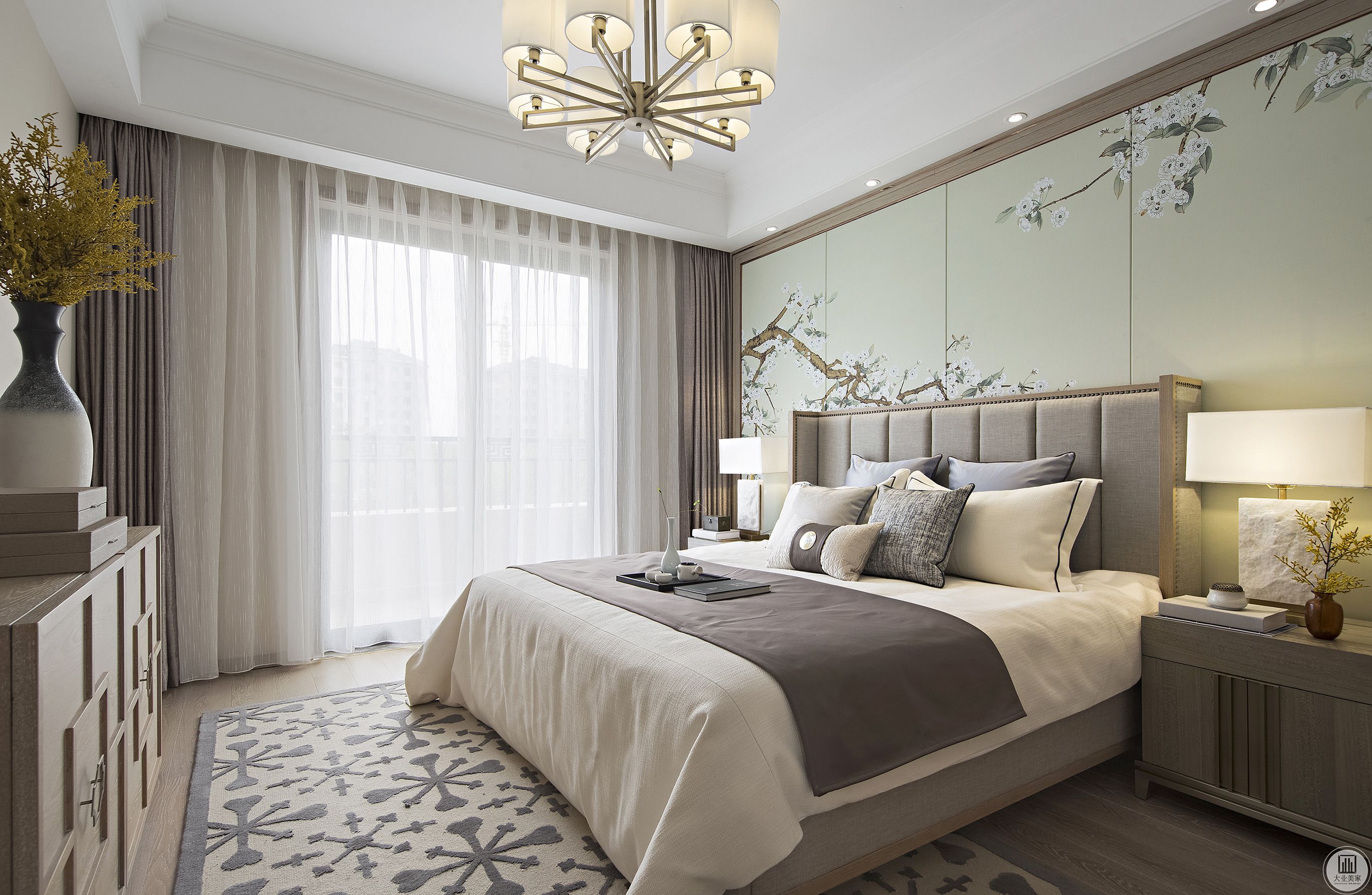 主卧套房设计整体呈现出雅澹明洁的视觉风貌，简单的寒梅壁画，格调优雅，内敛自然，舒适温馨。
