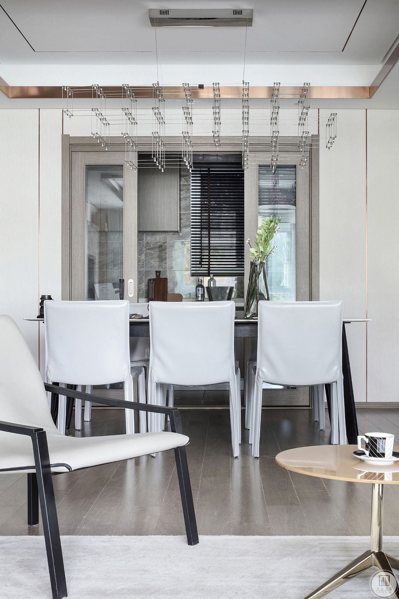 客餐厅一体的开放式空间一脉相承，在有限空间达到视觉感官最大化，增加空间层次感。