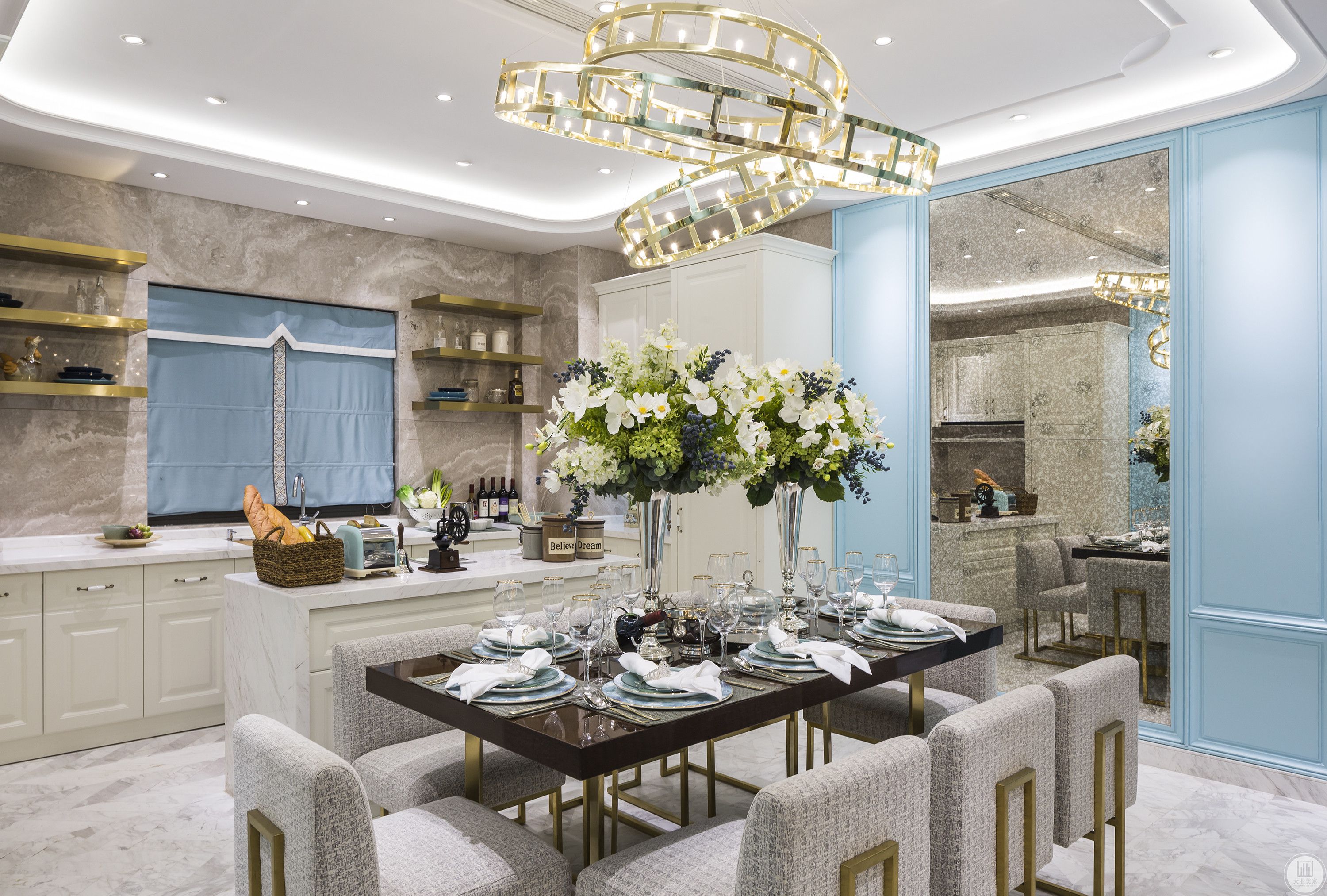 餐厅与客厅相通，设计师用蓝色演绎轻奢之美，让人们在优雅的用餐时光里重温法式贵族情调。花卉、灯具等元素精致美观，主人不凡的品味在空间中娓娓道来。