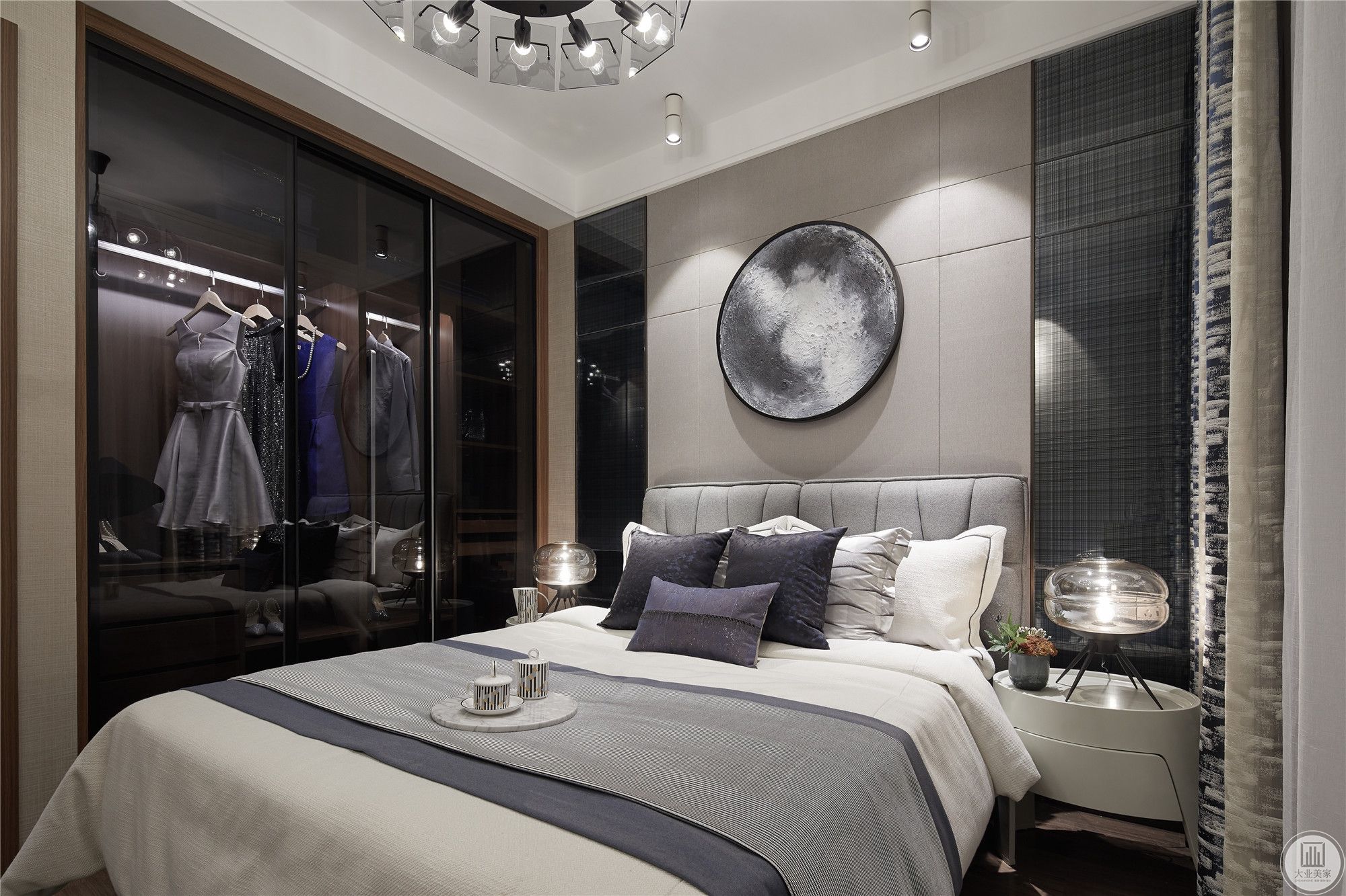 主卧床品使用灰色的抱枕，在与客厅做了呼应的同时又使整个空间具有连贯性