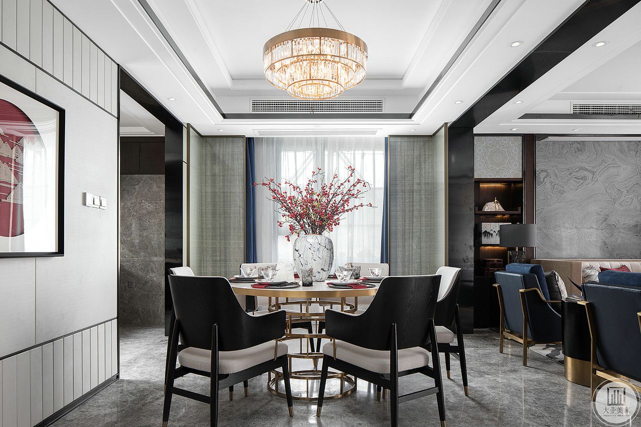 简约的中式餐厅线条勾勒出雅致的设计，灰色大理石地砖，质感的水晶灯，棉麻的窗帘，桌上的陶瓷瓶，低调悠闲的仪式感呼之欲出。
