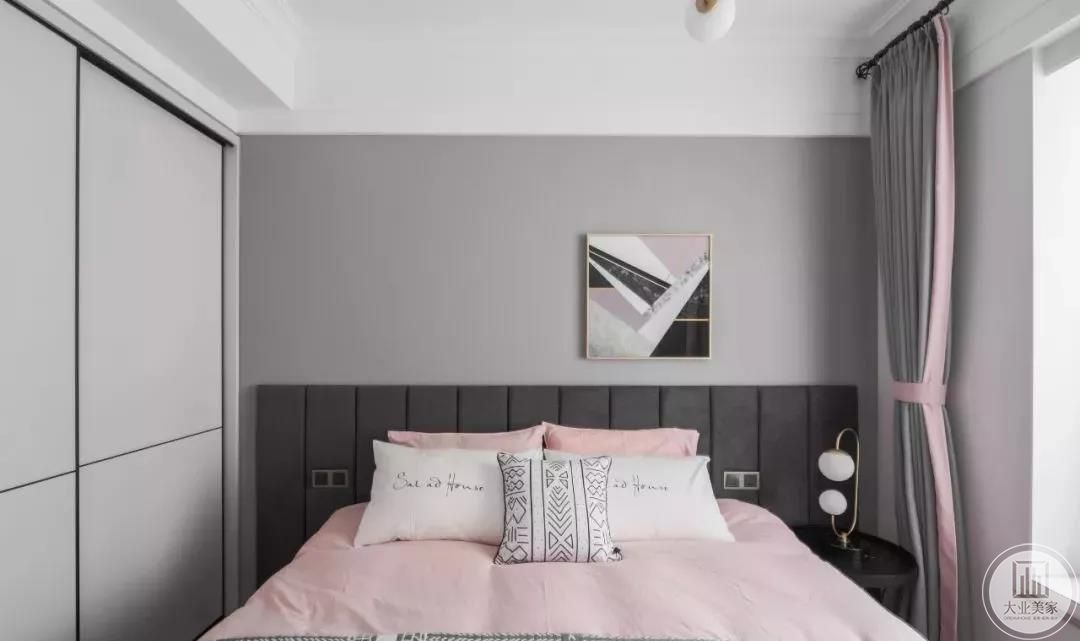 次卧室空间较小，灯具、挂画等配件会更小巧紧凑。床头硬包墙整面棉麻耐磨布料，特意两边留空，让空间不过满。