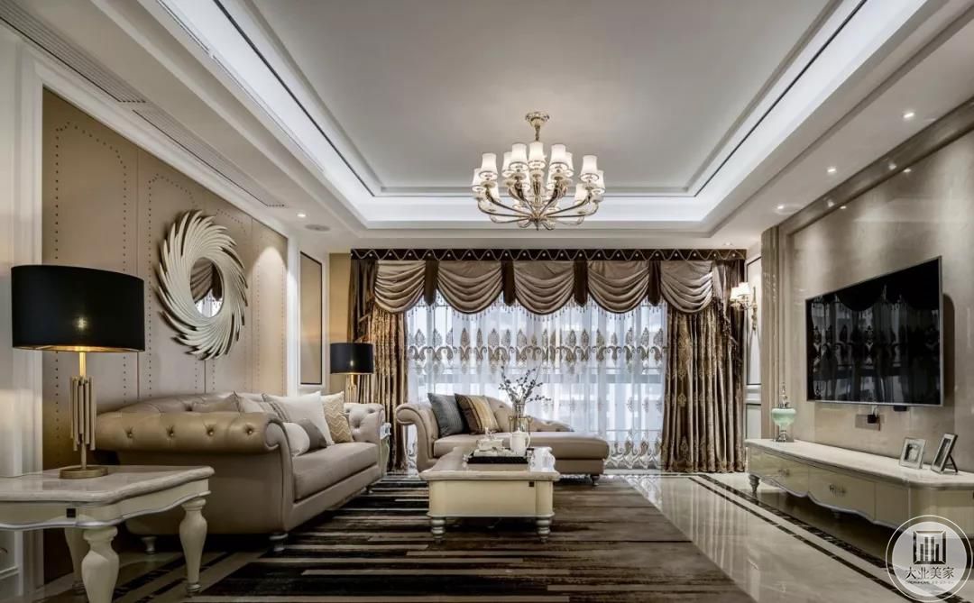 客厅色调以浅灰色与浅棕色为主，金色的华丽吊灯，投射出暖色的柔和灯光，家具的色调也是相同的色系，但深浅不同，相当有层次感。空间的装饰不多，但格调十足且恰到好处。