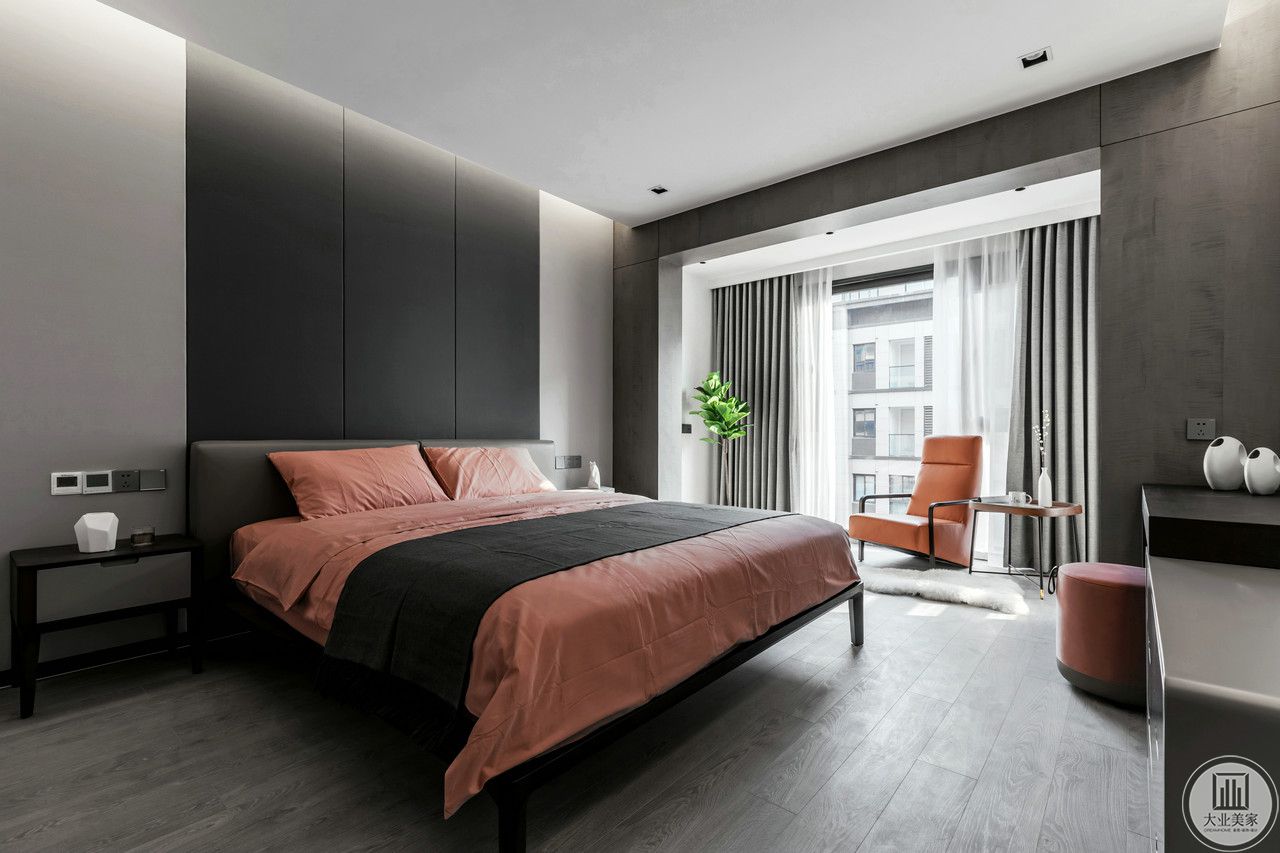 主卧延续客厅风格，采用橘色系床品提升整体温馨感，打破色彩单一性的同时，也为整体带来舒适感，更利于起居。整体灰阶的格调营造简单的层次感，静谧刻画出典雅的居住形态。