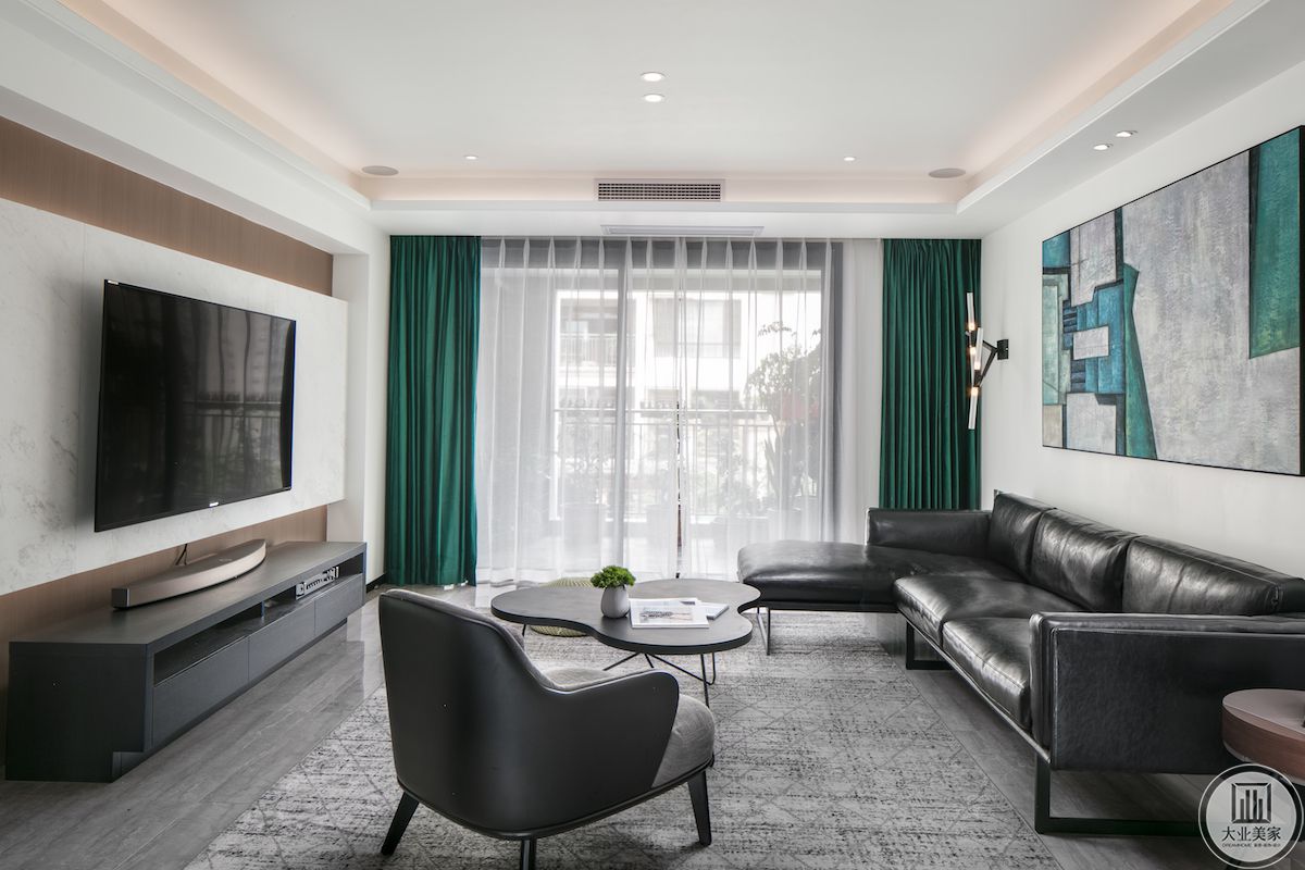 客厅的墙面设计以白色乳胶漆为主轻装修重装饰，家具的选择以黑白灰做为主色调以祖母绿作为点缀色，通过色彩的反差来活跃空间的氛围。家具的材质以皮料和棉麻布艺为主，升整个空间的质感同时也给空间增添一份亲和力 ，墨绿色作为唯一的点缀色，沉稳而知性。