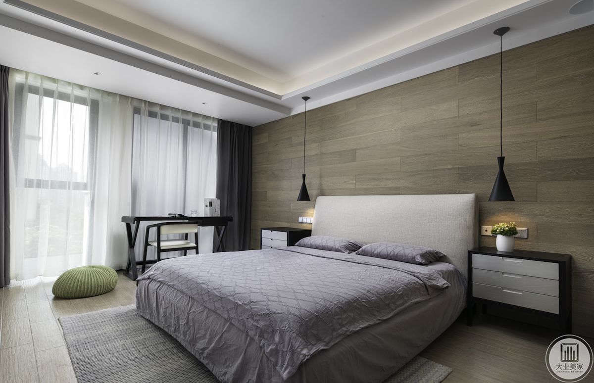 主卧室的背景墙采用大面积的木饰面跟原木色的木地板相呼应给人温暖而舒适的感觉。简单的几何吊灯增加了空间的仪式感，柔和的灯光设计有利于睡眠。