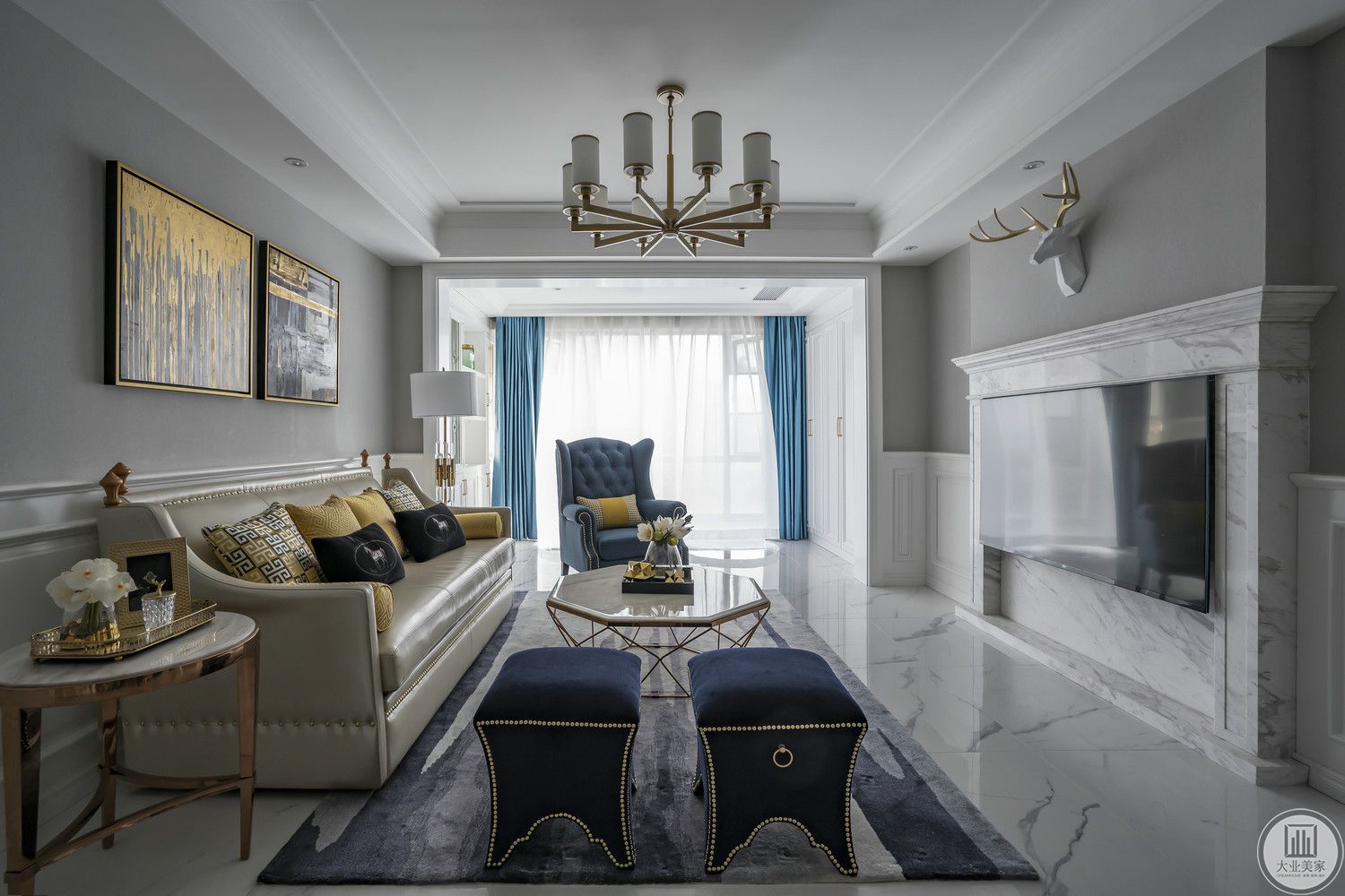 在客厅，设计融合了对美式与轻奢的梳理与吸纳。简化的石膏线条，鹿头，沙发带来经典的美式风味，金属的点缀则让空间自然而然地生发出了轻奢的质感。