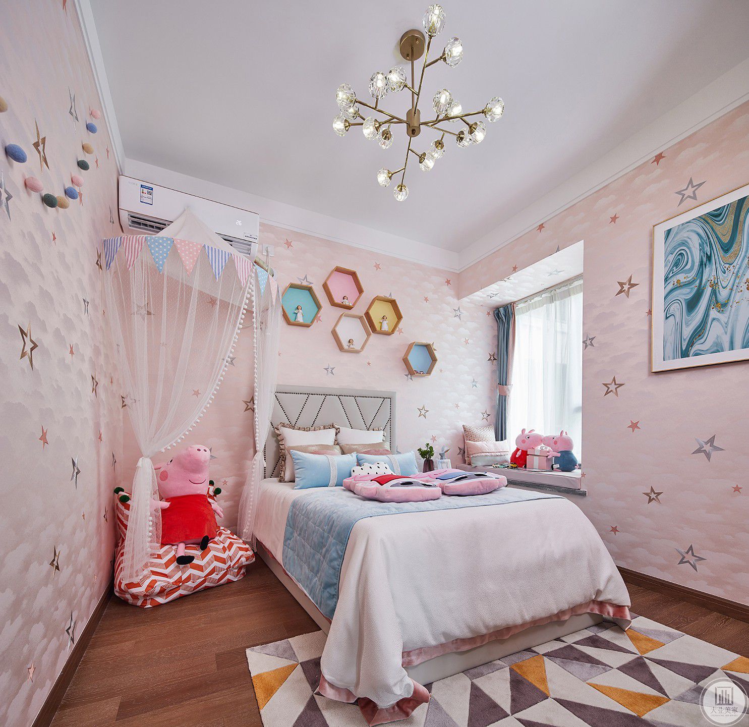 儿童房整个空间都以粉色为主，粉色的墙纸，粉色的床单，粉色的小猪佩琪，营造了浓浓的少女氛围。