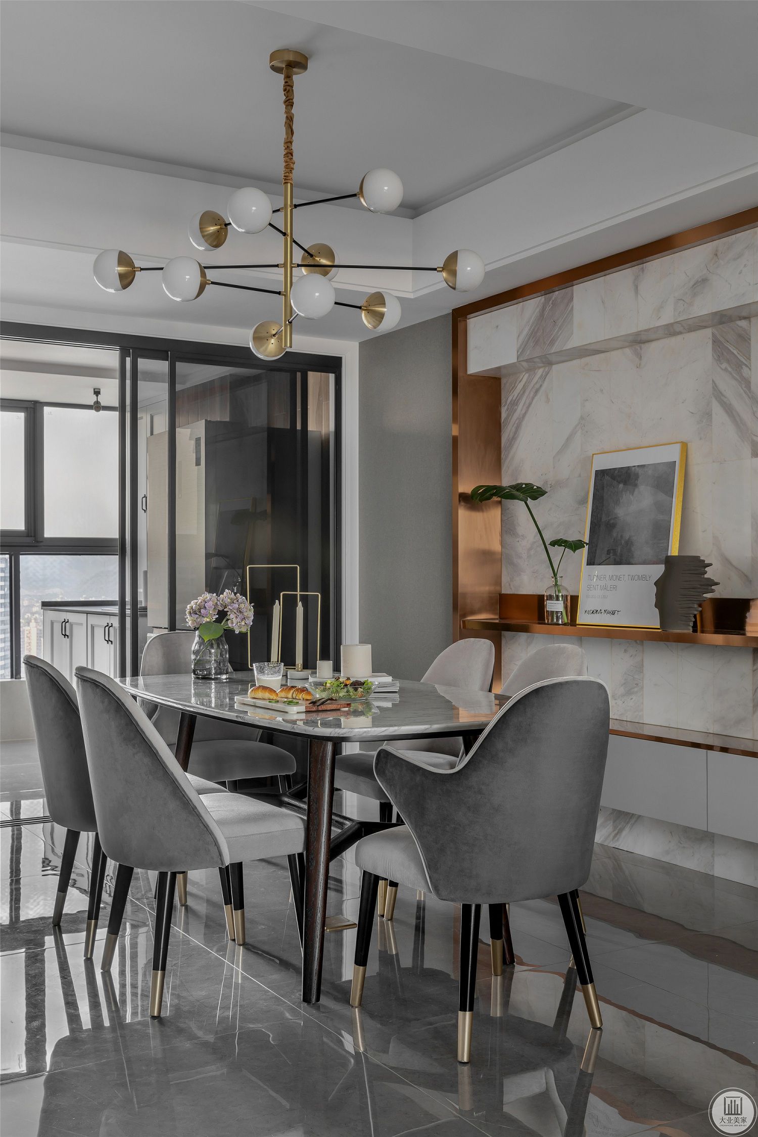  餐厅，大理石餐桌搭配灰色餐椅，再点缀以金属质感，流露出对精致品位生活的追求。