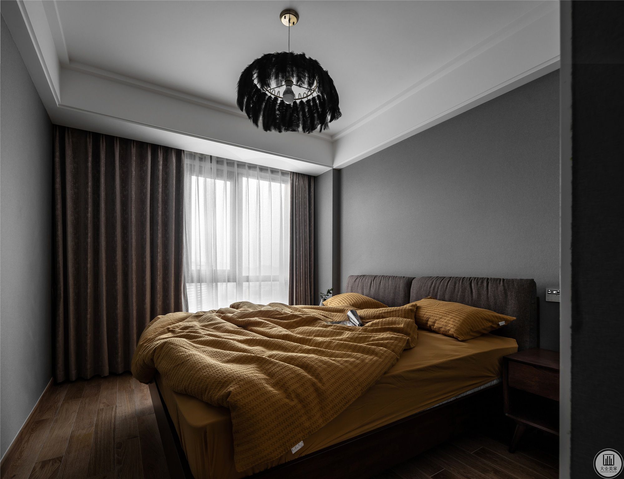 黄色舒适的床品，搭配灰调的墙面，咖色的窗帘与床头软包，在次卧空间中形成鲜明对比。