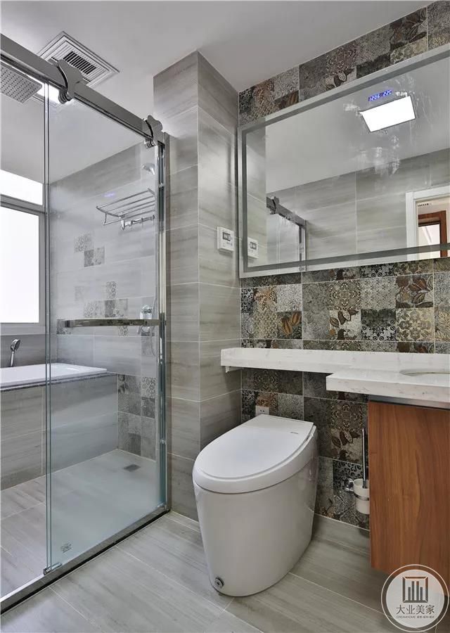 卫生间的墙面贴着现代风的花砖，干湿分离的淋浴房里还装了个大浴缸，整体显得充满了惬意与轻松。