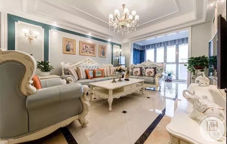 客厅中蓝、白、黄搭配在一起，营造了一个超温馨超舒适的家居氛围。沙发、茶几、电视柜都挺有设计感的，看着优雅极了！