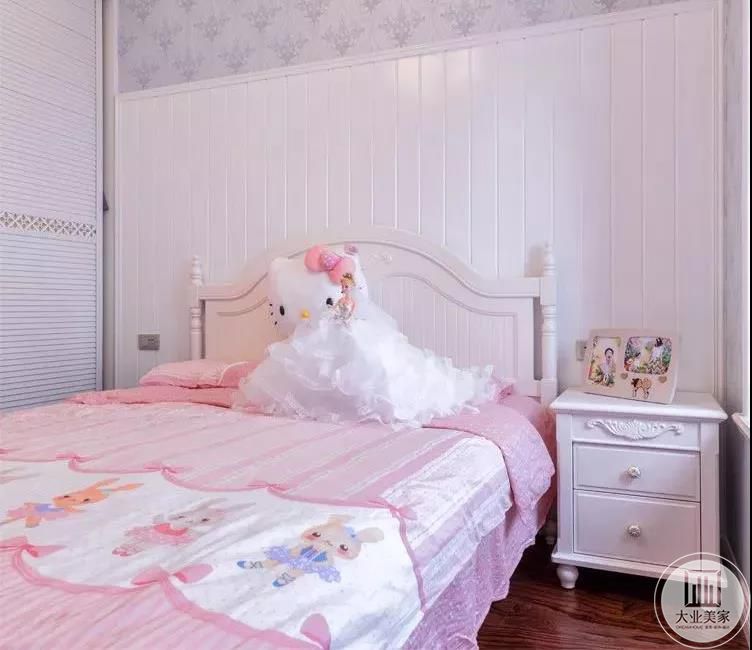 儿童房搭配得温馨又舒适，粉粉的色调，童话般的小世界。小飘窗和百叶衣柜都设计得好棒呀！