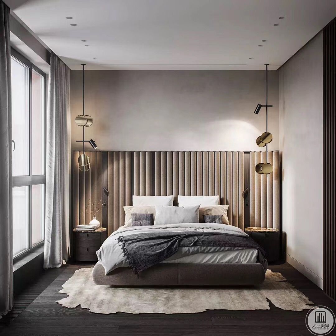 卧室低调华美，不规则地毯搭配布艺床具呈现出慵懒自然的氛围，采用金属色灯具搭配同色系靠垫，整体简约高级，舒适且极具现代感。