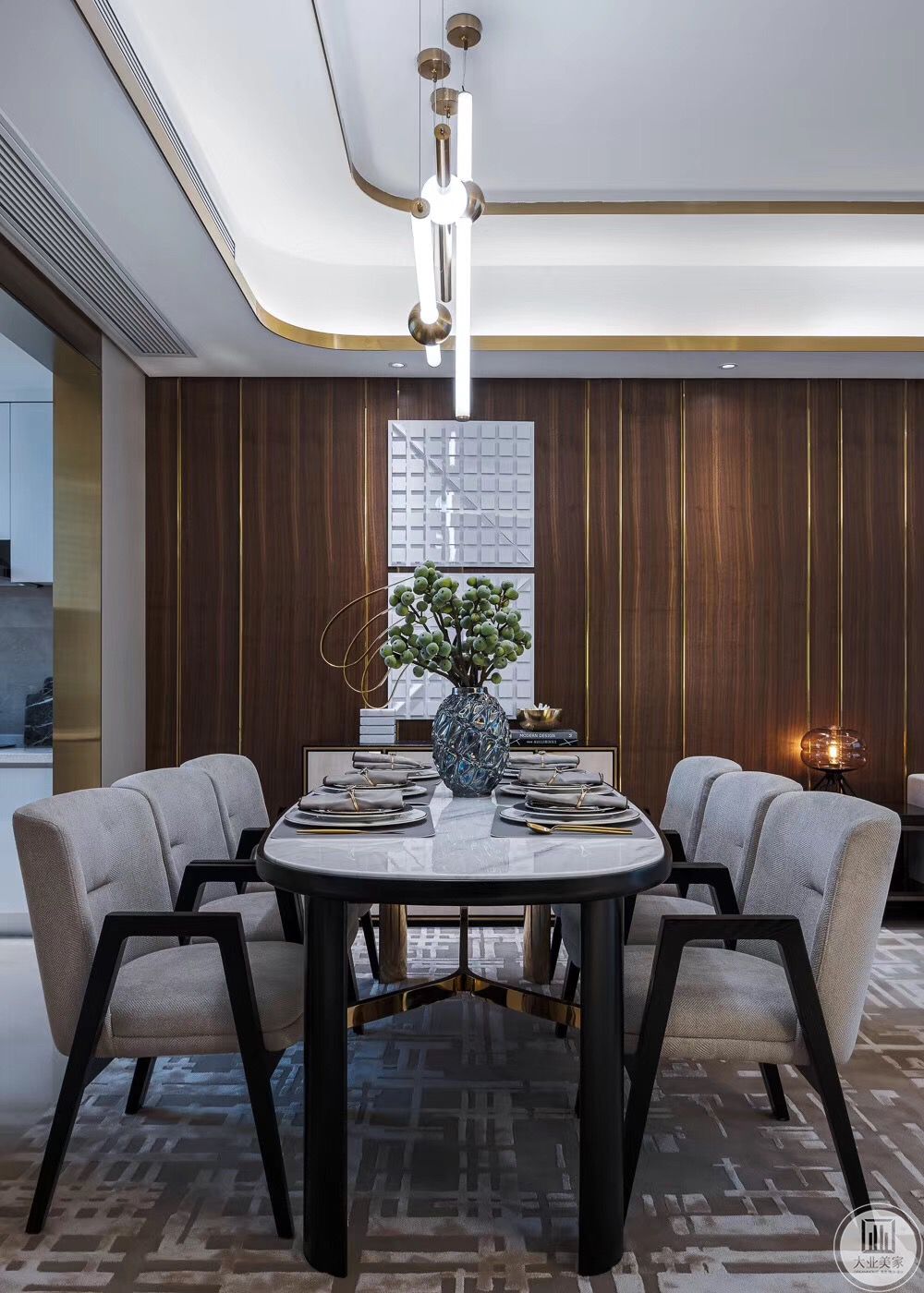 延用客厅的灰白色地垫，而白色的LED灯则给整体增添了用餐氛围。