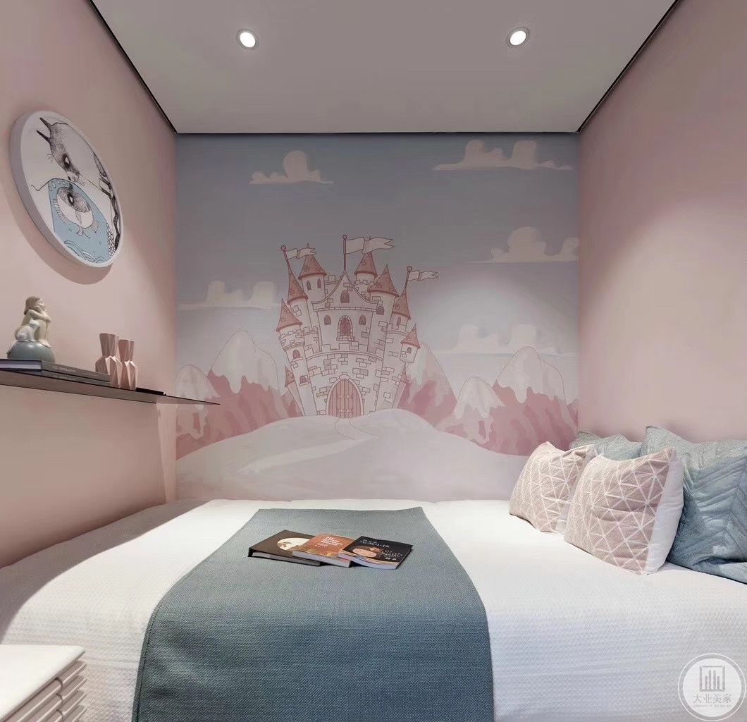 设计师利用室内凹凸小空间打造榻榻米，空间刚好能放下床具，并在墙面刷上粉色的梦幻图形，温馨舒适，赋予想象空间，还可以当儿童房使用。
