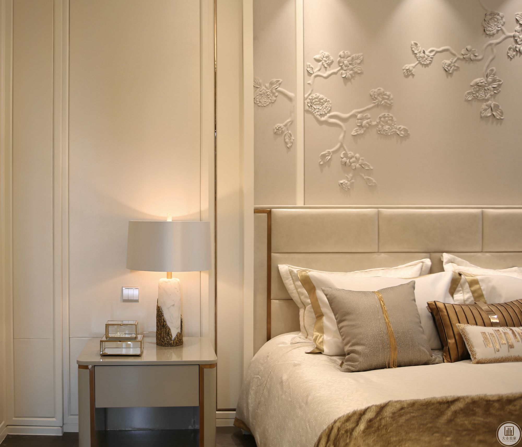 主卧背景墙选择了精致淡雅的花鸟画浮雕，以达到和客厅融合贯通的作用，舒适奢华之感表达非常完善。