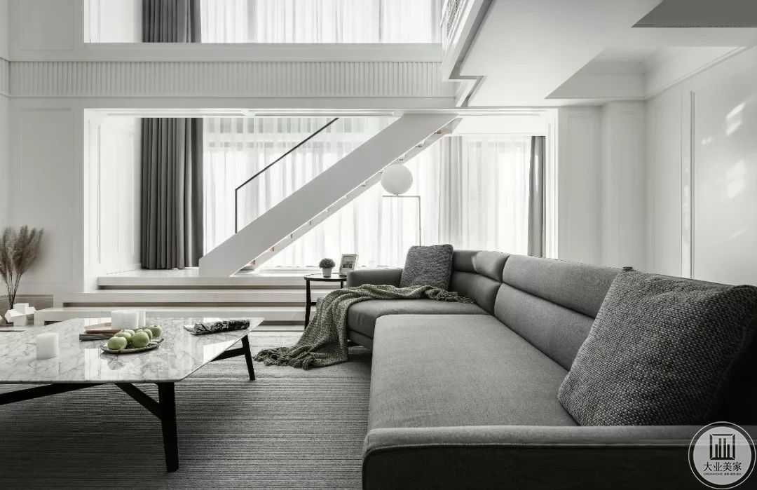 户主极爱在沙发上休憩，因而设计师在选择沙发时选用舒适度较高，整体高度较矮的可折叠沙发，同色系地毯为整体增添了一丝舒适度。