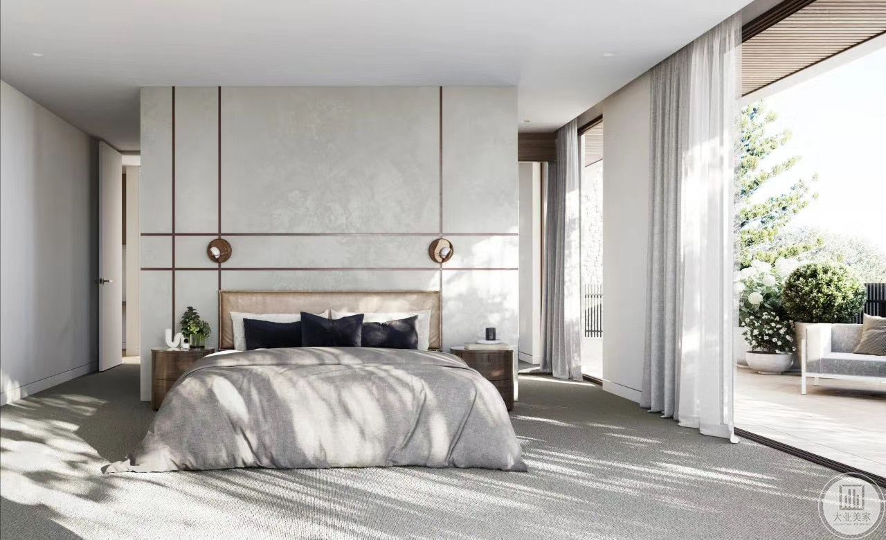 臥室光線通透，大面積留白使得整體簡約細致，窗簾材質輕柔顏色簡單，室內壁燈和床頭柜質地較好。