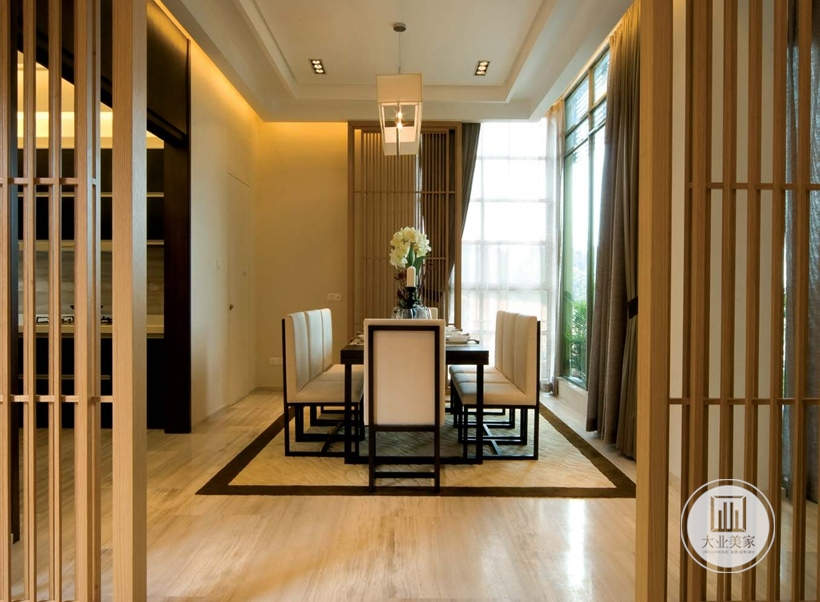 餐厅的设计效果与客厅高度一致，棕色的实木餐桌、造型优雅大方的椅子，方形的吊灯，简洁大方又不失优雅的格调。