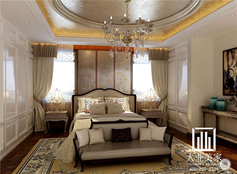 父母房主要以暖色调为主，中式的地毯、屏风背景墙搭配欧式的水晶吊灯，将欧式与中式完美融合。