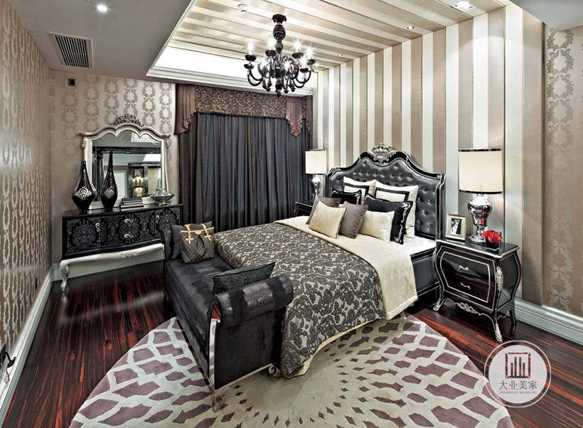 卧室的色调要稍暗，灯光也更为柔和，营造更好的舒适休息氛围。米色，咖色和黑色的色调递进，让空间整洁有序，安稳宁心。